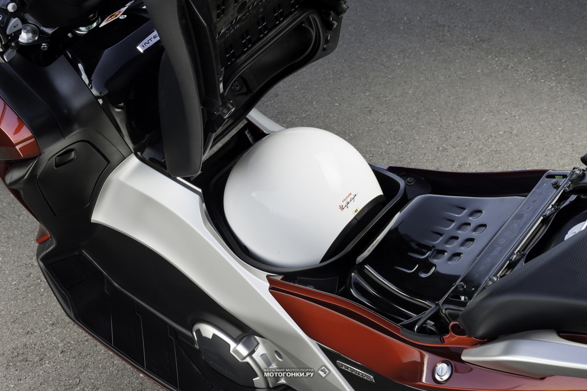 Тест-драйв Honda Integra NC700D: в бардачке под сиденьем можно разместить 1 шлем типа Open face