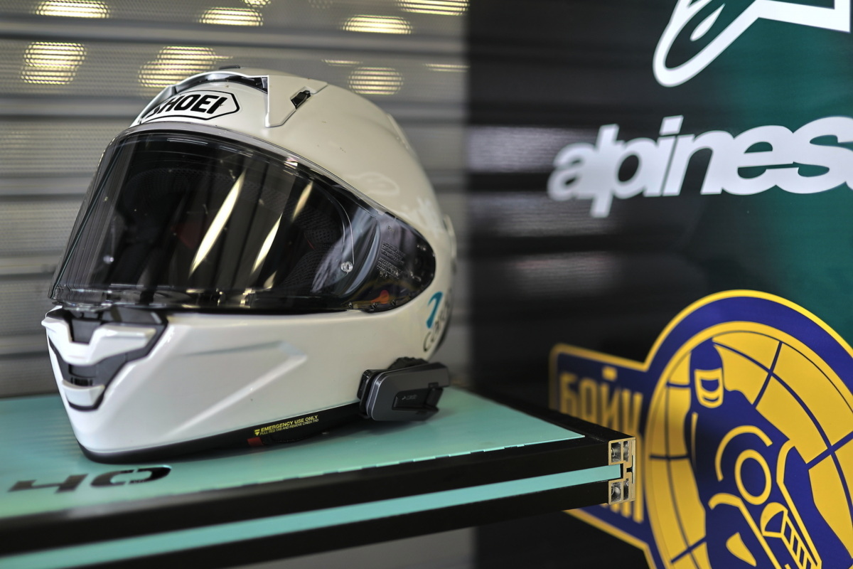 Экипировка для гоночного трека – выбор, нюансы и секреты Илоны Селиной: шлем Shoei X-Spirit Pro с фотохромным визором