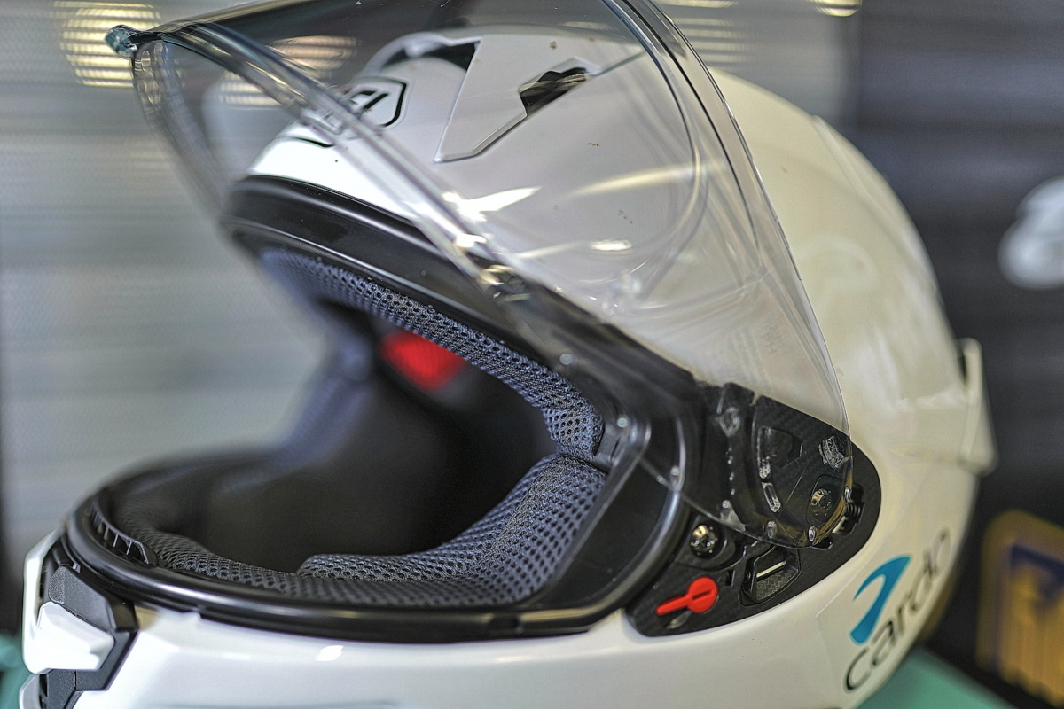 Экипировка для гоночного трека – выбор, нюансы и секреты Илоны Селиной: шлем Shoei X-Spirit Pro с фотохромным визором