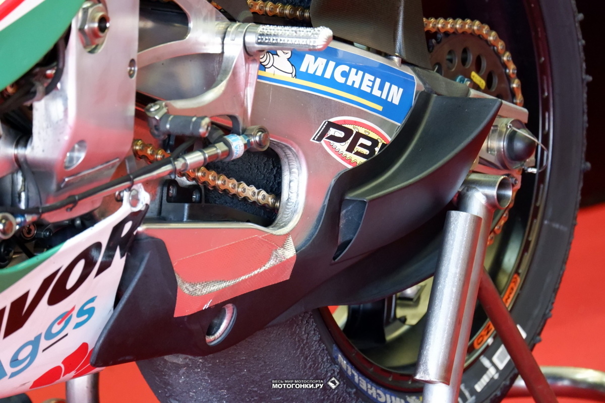 MotoGP-2023 - Эволюция и разработка Honda RC213V по ходу сезона: альтернативный диффузер на прототипе Алекса Ринса во время тестов в Хересе