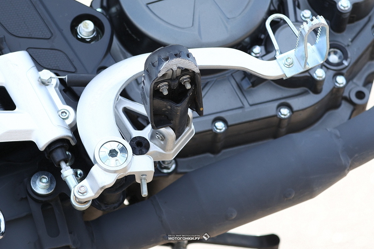 Тест-драйв мотоцикла Benelli TRK 251 (2023): алюминиевые рамки типа эндурных подножек стачиваются за несколько кругов по картодрому