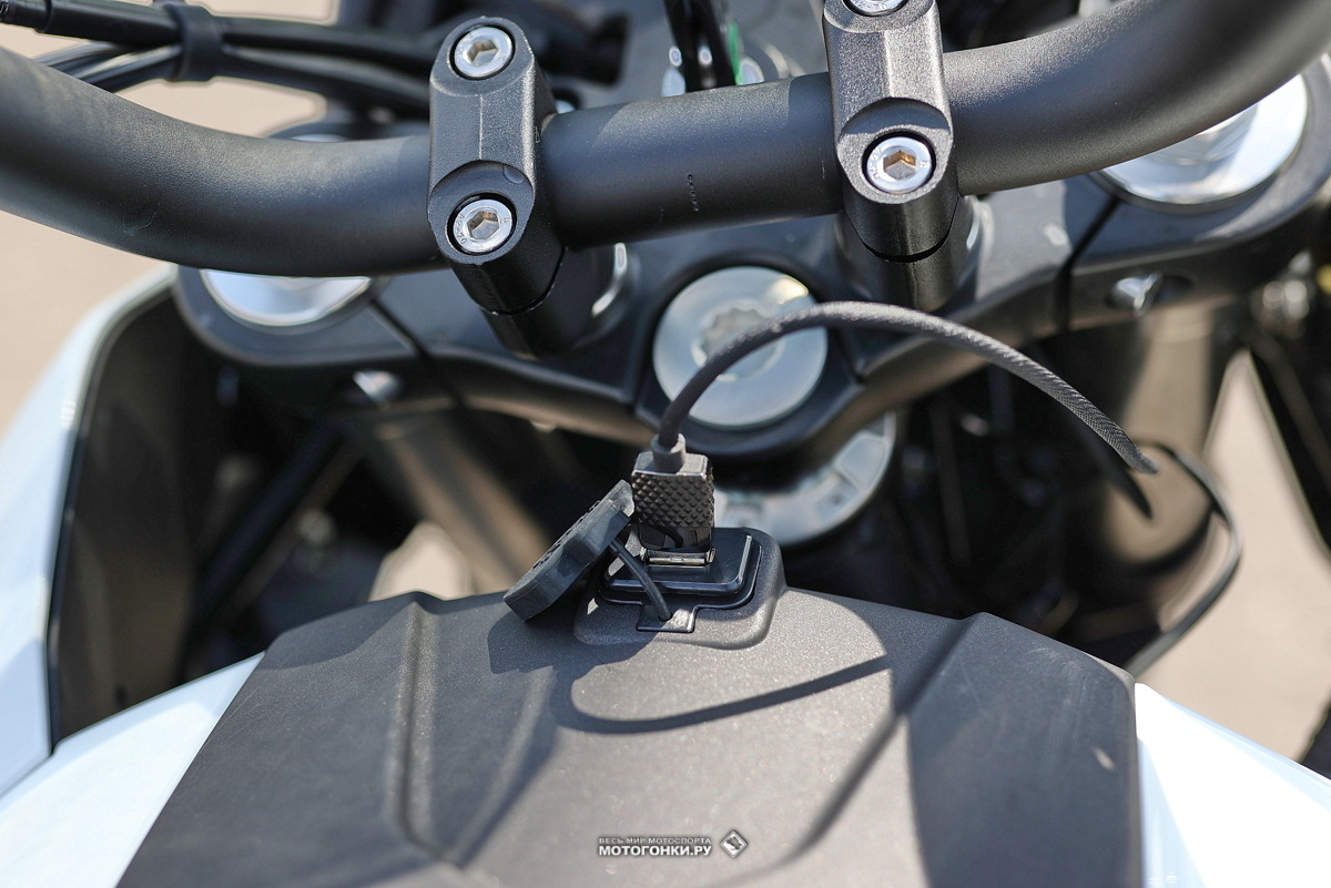 Тест-драйв мотоцикла Benelli TRK 251 (2023): розетка USB на панели бензобака, у самого руля