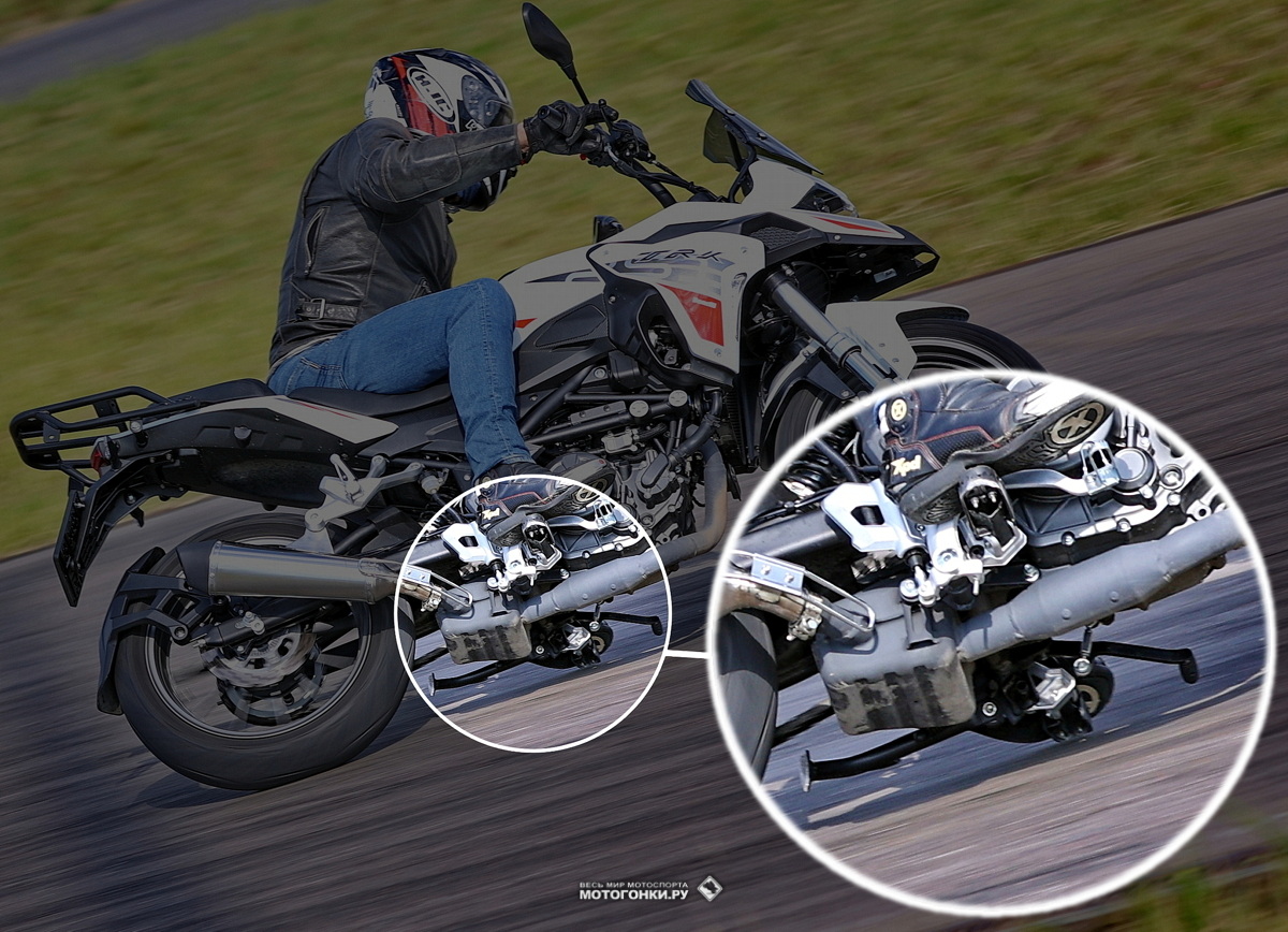 Тест-драйв мотоцикла Benelli TRK 251 (2023): геометрия шасси позволяет укладывать мотоцикл в повороты до подножек, которые надо бы переставить повыше