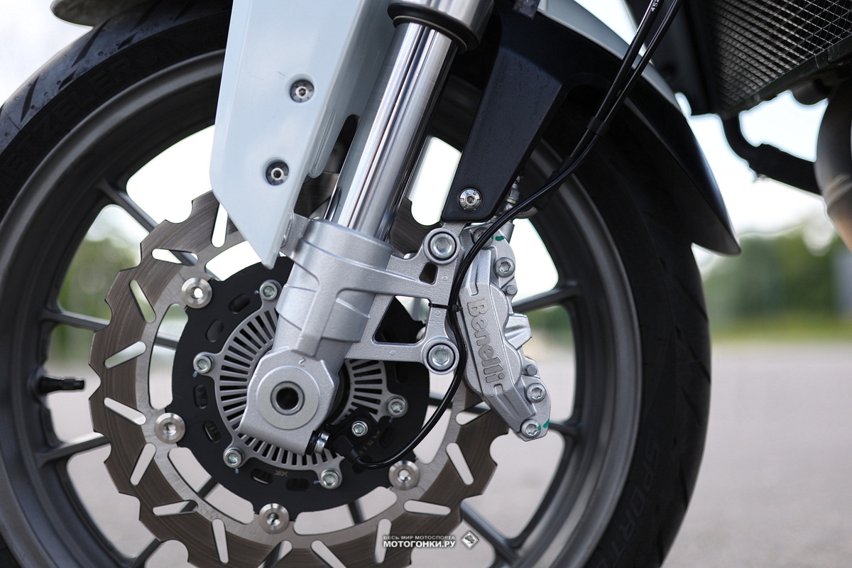 Тест-драйв мотоцикла Benelli TRK 251 (2023): тормоза Benelli есть ничто иное, как OEM Brembo - и к ним у итальянцев есть производительные колодки!