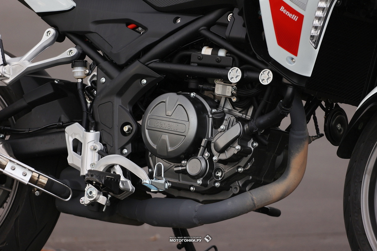 Тест-драйв мотоцикла Benelli TRK 251 (2023): современный двигатель с инжектором и цифровым зажиганием Delphi MT