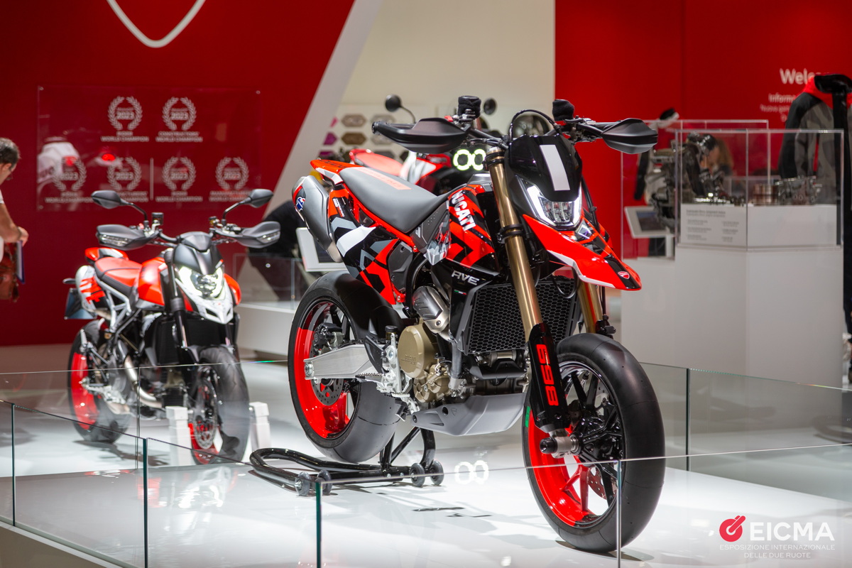 Миланский мотосалон EICMA 2023 - Ducati Hypermotard 698