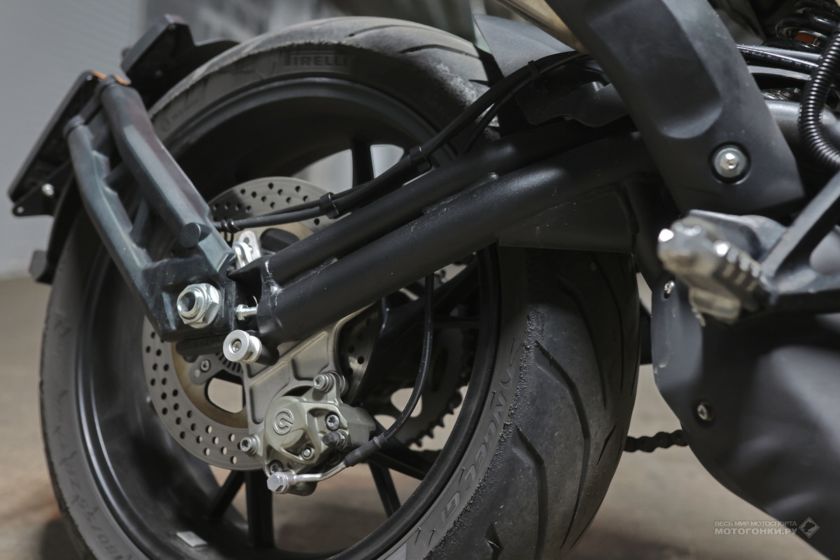 Тест-драйв мотоцикла Benelli 752 S: уникальный дизайн маятника не мешает закладывать в повороты до самого борта резины
