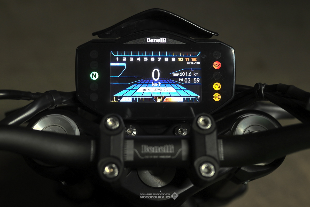 Тест-драйв мотоцикла Benelli 752 S: контрольная панель... дешевит мотоцикл
