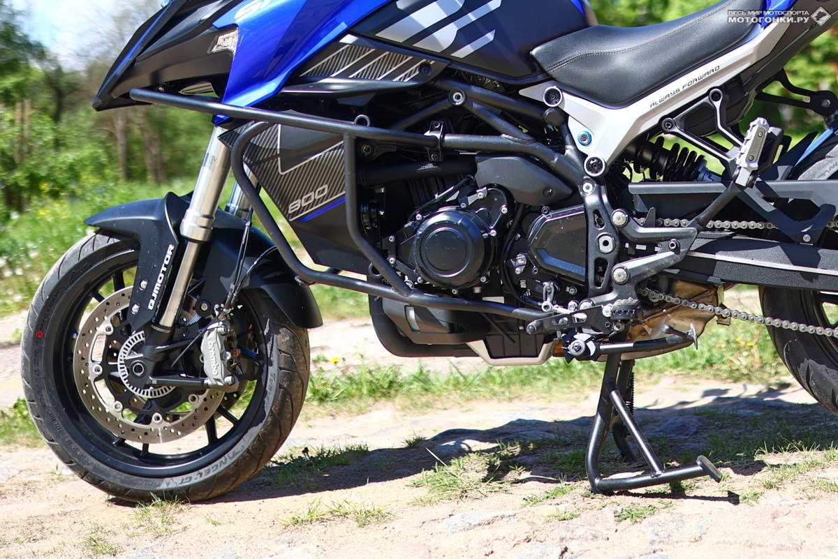 Тест-драйв мотоцикла QJMotor SRT 800 S (2024): на мотоцикле есть центральная подставка, а также дуги по периметру (поставляется как опция)