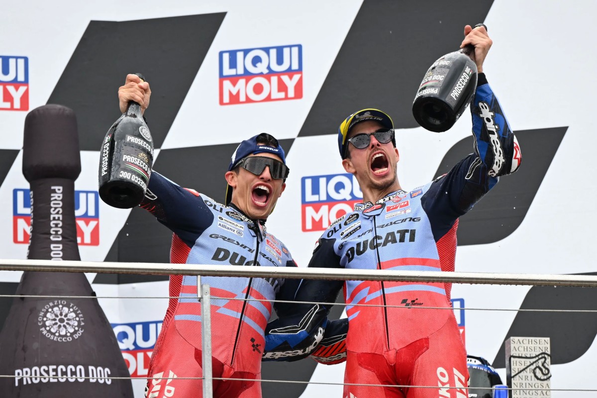 Марк Маркес и Алекс Маркес на подиуме Гран-При Германии MotoGP 2024 года (2-3 место)