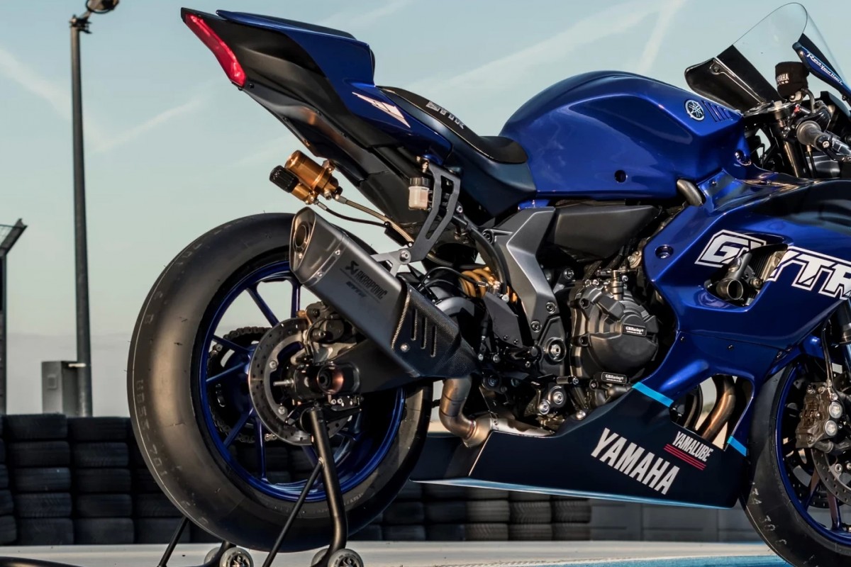 Полный гоночный выхлоп Akrapovic для Yamaha R7 GYTR