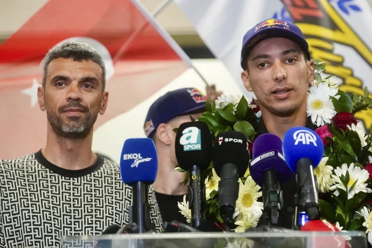 Кенан Софуглу и Топрак Разгатлиоглу вернулись в Турцию национальными героями