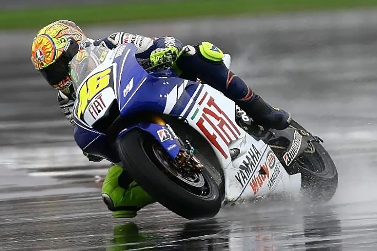 Победу в дебютном Гран-При Индианаполиса MotoGP 2008 года Валентино Росси одержал под дождем