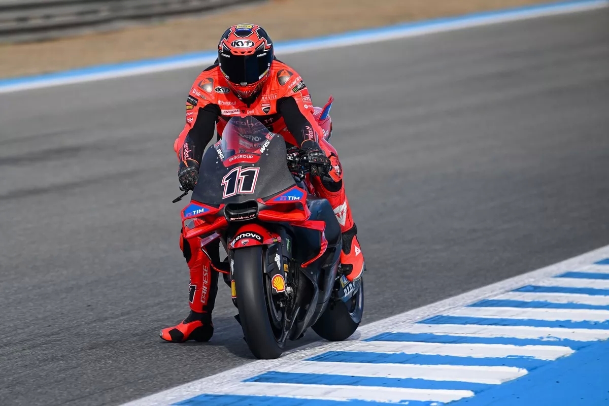 Николо Булега тестирует прототип Ducati Desmosedici GP25 в Хересе