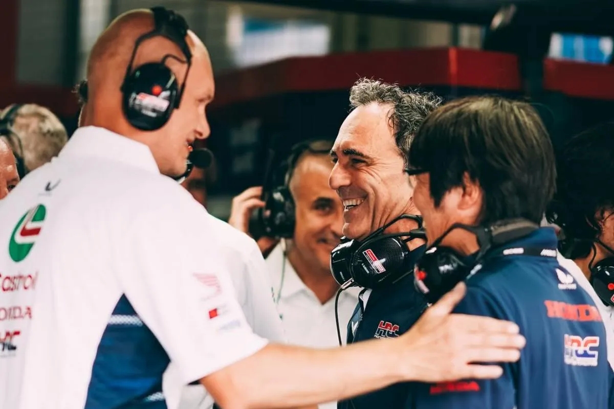 Романо Альбезиано с японскими инженерами поздравляет команду LCR Honda с победой