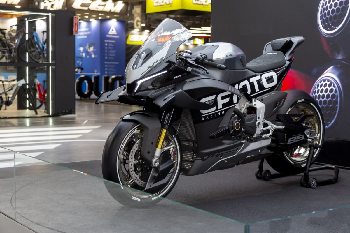 Супербайк CFMoto V4 SR-RR - Миланский Мотосалон EICMA 2025