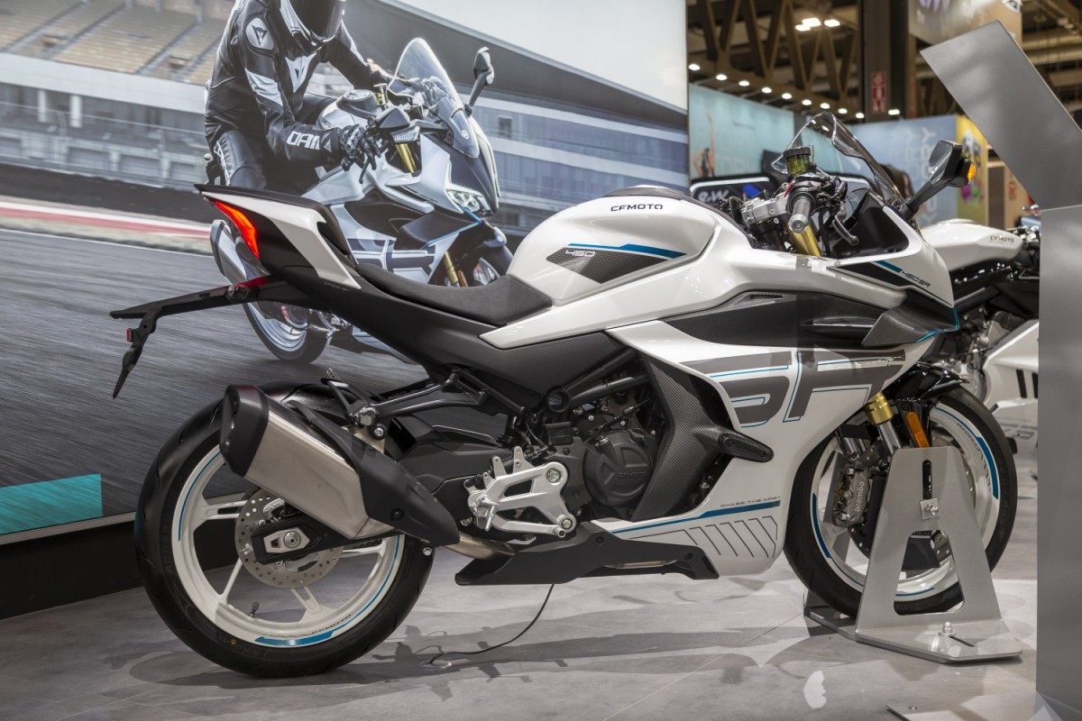 Спортбайк CFMoto 450 SR - Миланский Мотосалон EICMA 2025