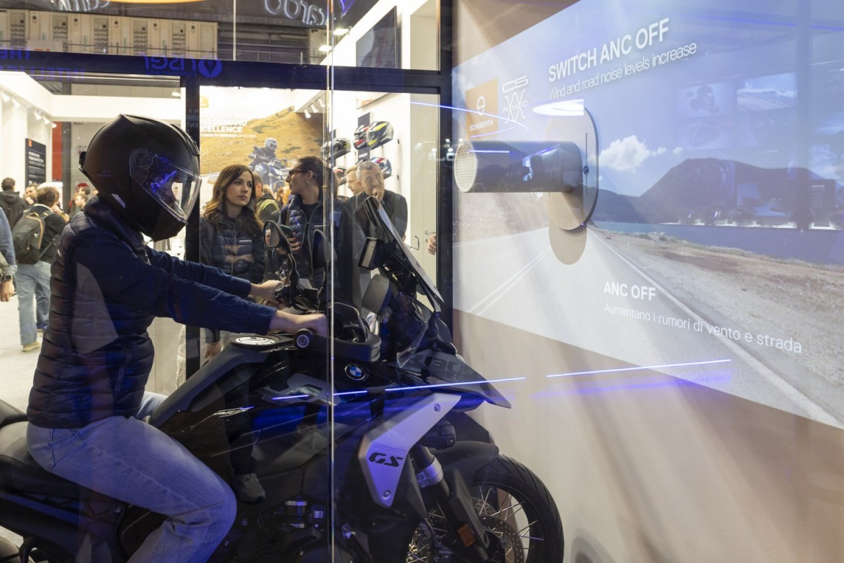Демонстрация CARDO ANC на Schuberth C5 -Миланский Мотосалон EICMA 2025