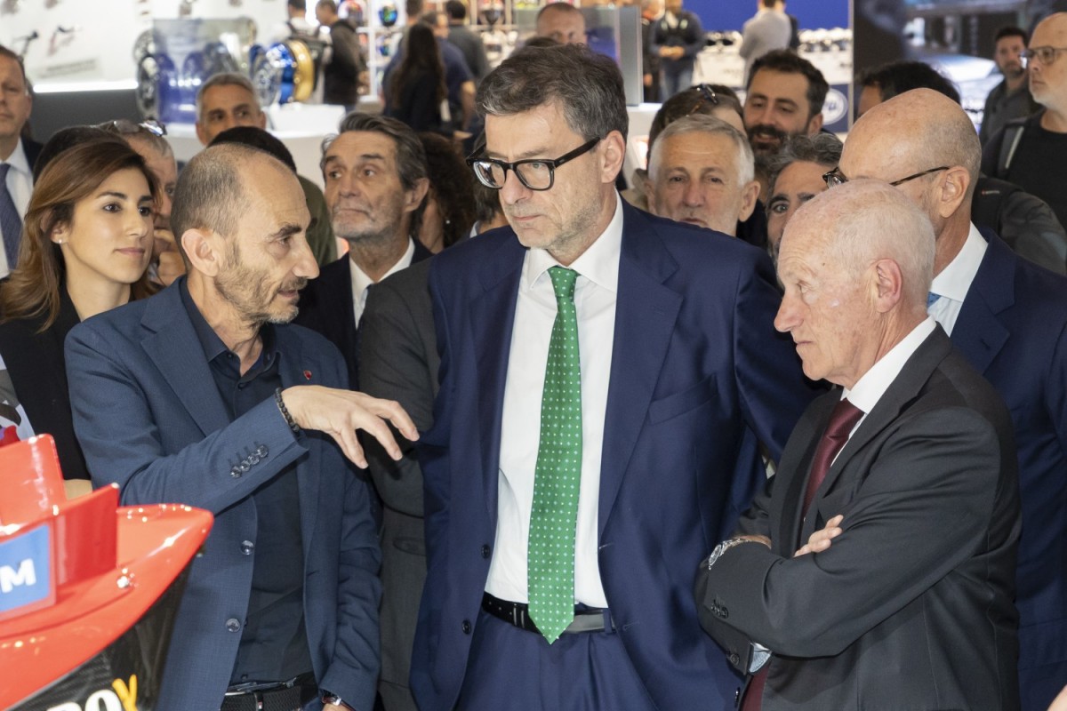 Министр экономики Италии Джакнкарло Джоржетти на стенде Ducati, Миланский Мотосалон EICMA 2025