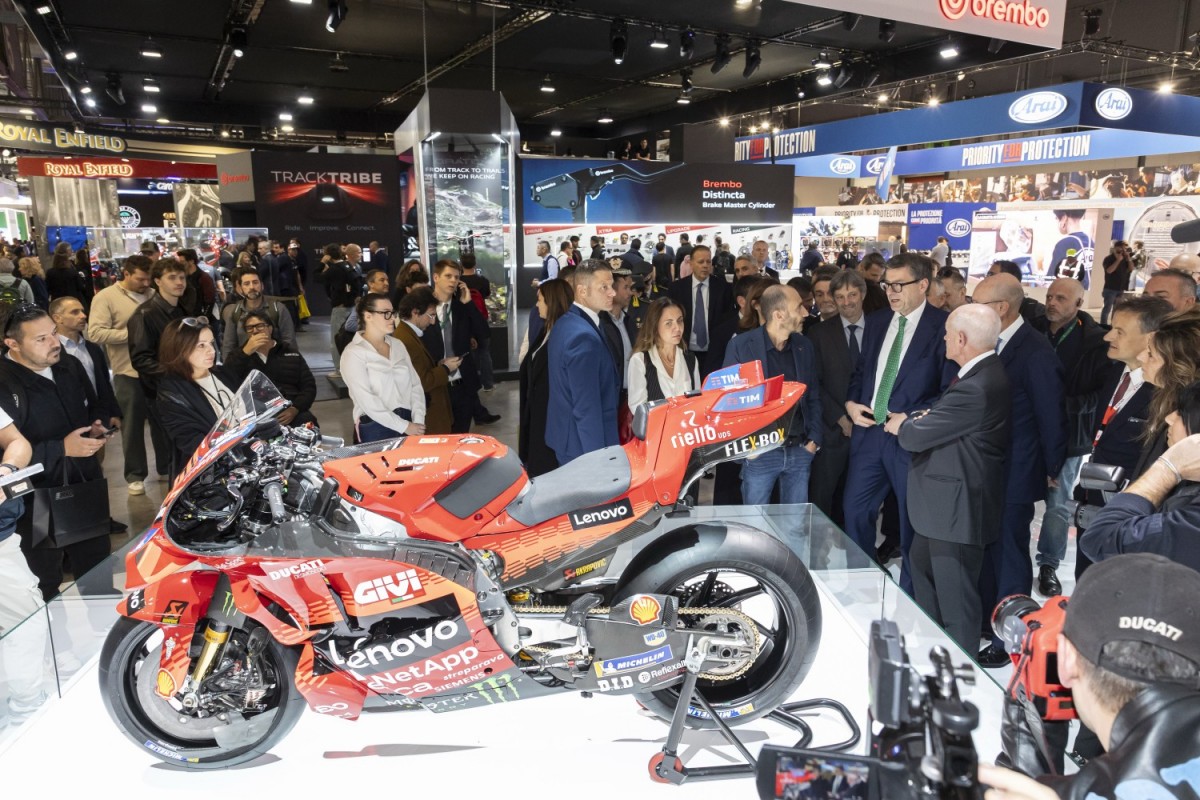 Министр экономики Италии Джакнкарло Джоржетти на стенде Ducati, Миланский Мотосалон EICMA 2025