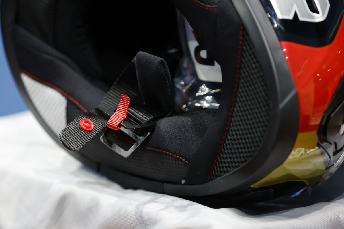 Тест-драйвы и обзоры мотоэкипировки МОТОГОНКИ.РУ: шлем AXOR APEX CHROMETECH