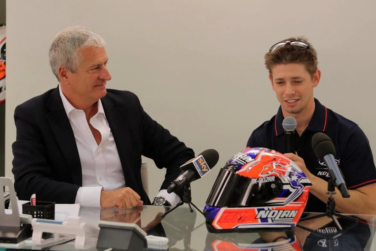 Альберто Вергани со своим пилотом Кейси Стоунером на презентации Nolan