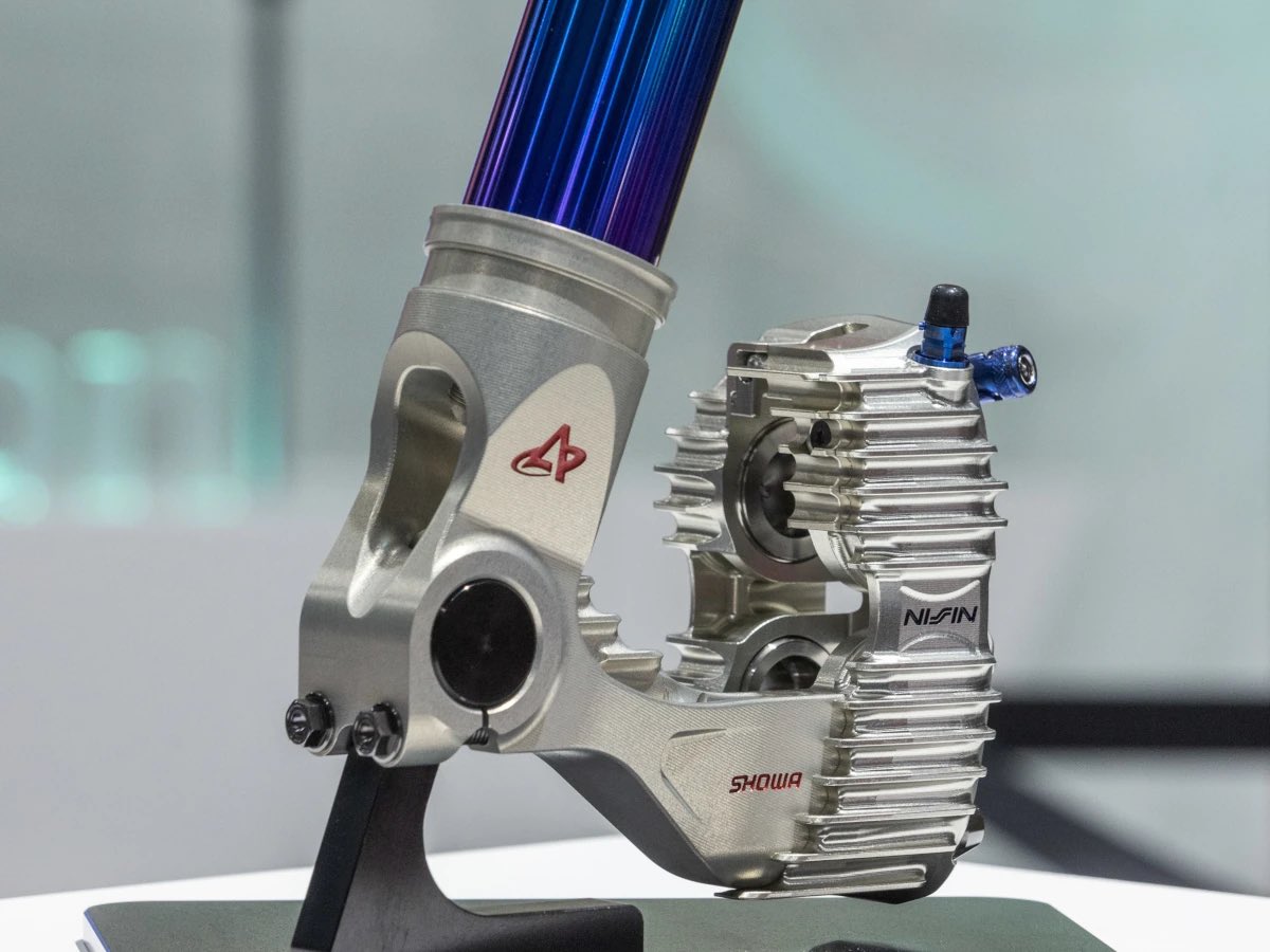 Инновация японских заводов Showa-Nissin: суппорт тормоза, интегрированный в вилку мотоцикла
