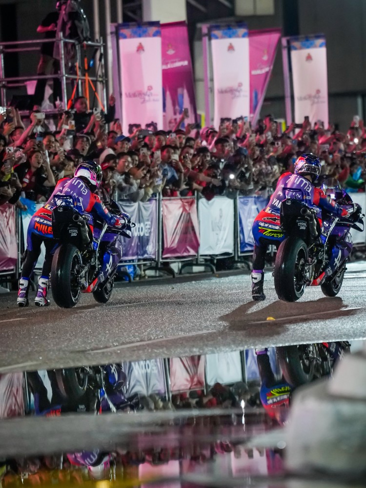 Эффектное прибытие на презентацию MotoGP 2026 в Куала-Лумпуре пилотов Pramac Racing