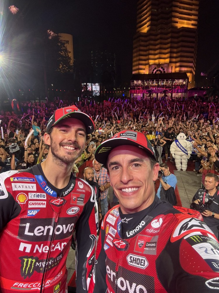 Пекко Баньяя и Марк Маркес на презентации MotoGP 2026 в Куала-Лумпуре