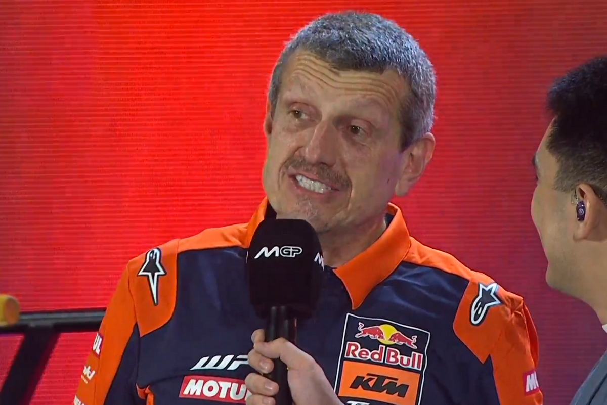 Гюнтер Штайнер впервые вышел на публику в цветах Red Bull KTM Tech3 на презентации команд MotoGP 2026