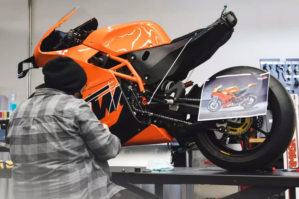 Разработка стиля KTM RC8. Фото Kiska Design