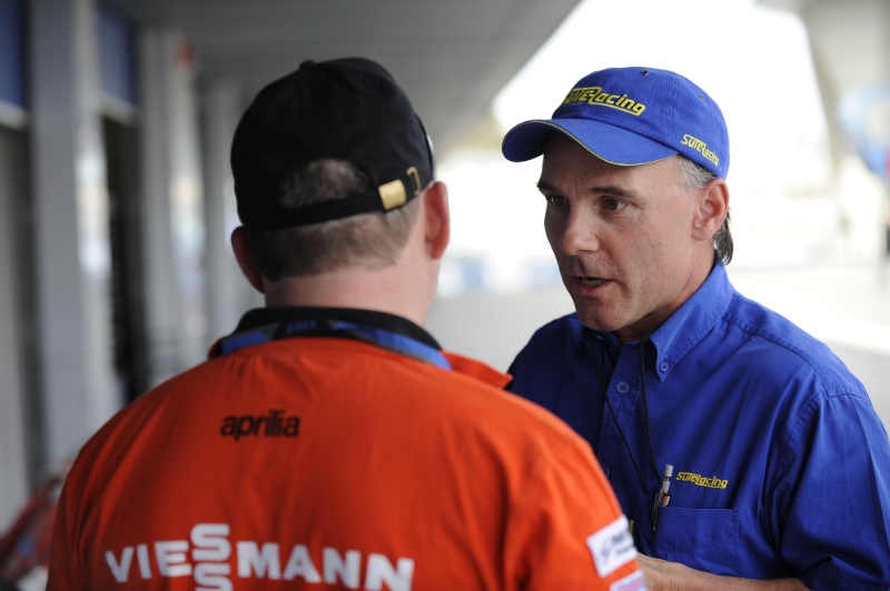 Moto2: официальные тесты IRTA (Jerez de la Frontera) - Эскиль Сютер (Eskil Suter), Suter Technology общается с инженером Kiefer Racing