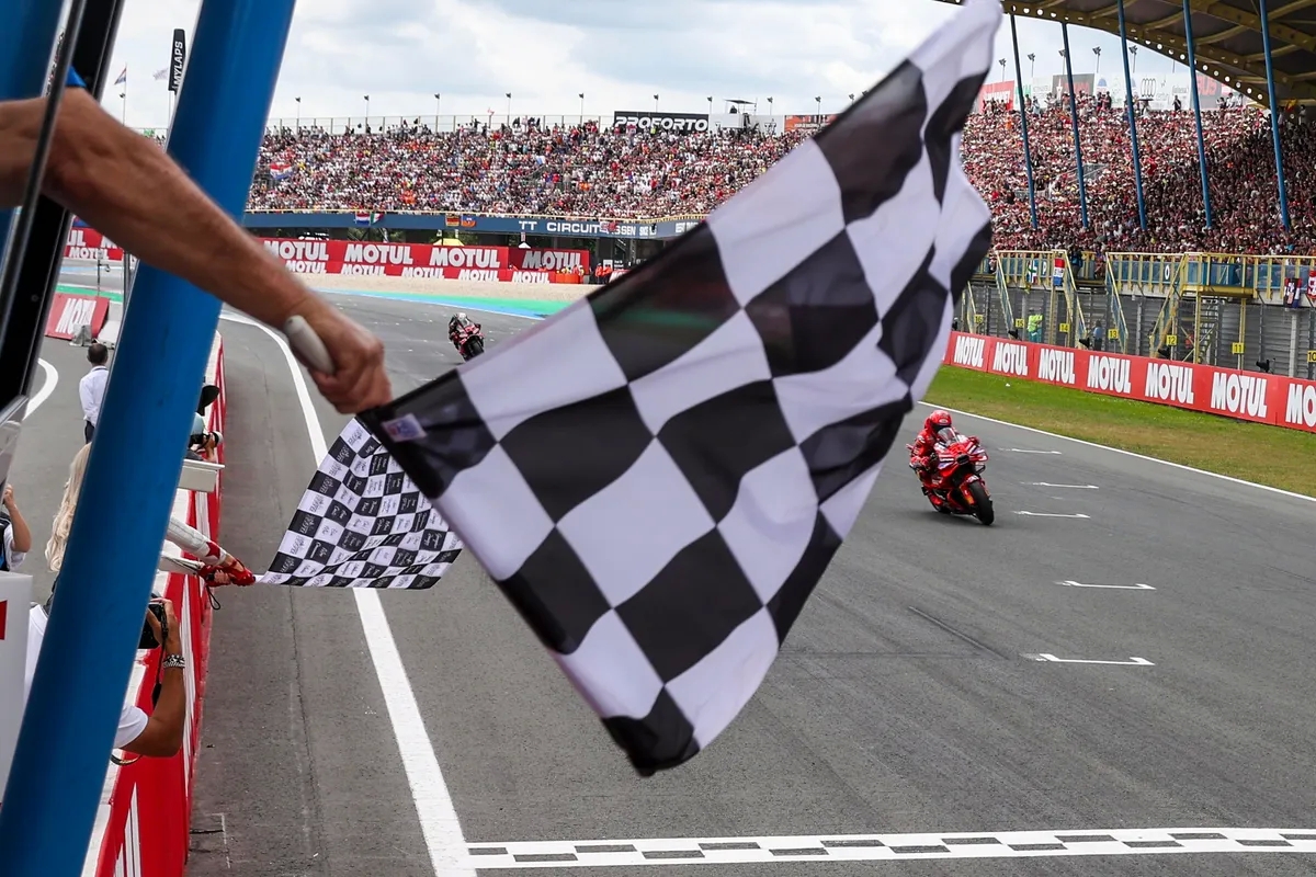 Марк Маркес выиграл DutchGP 2025 после длительной дуэли с Марко Беццекки