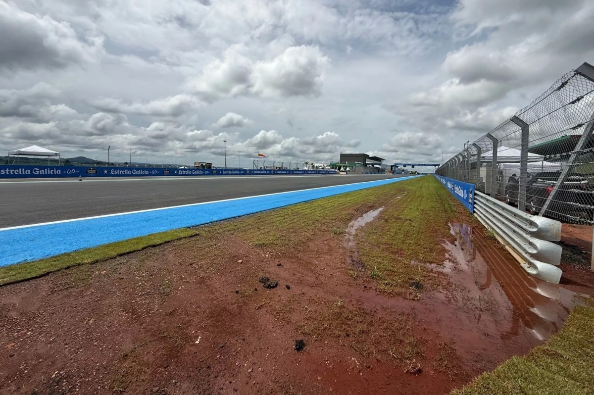 Грунт в зонах вылета с характерным цветом глины