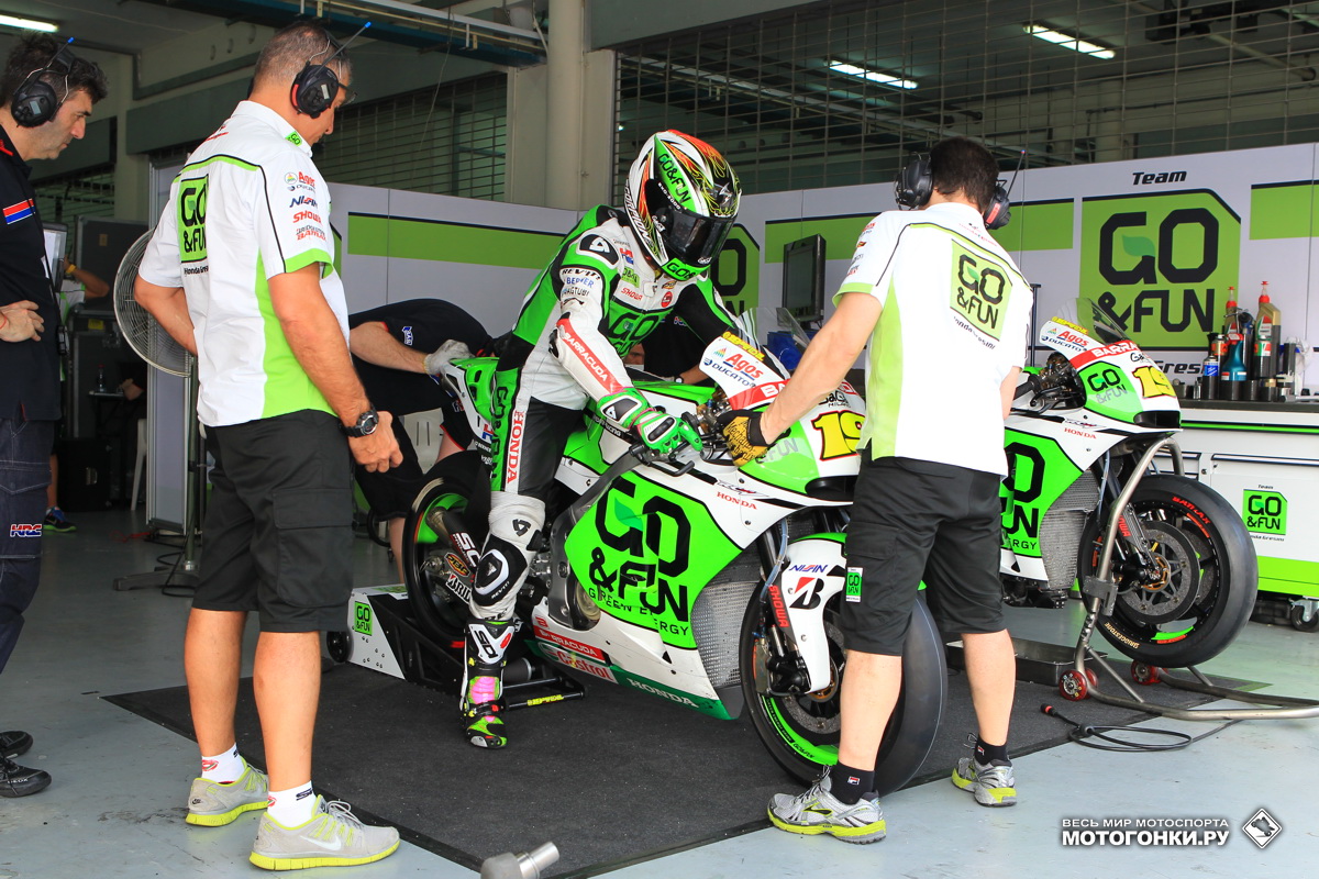 Альваро Баутиста завершил первый день лидером, вырвавшись вперед на последней минуте сессии