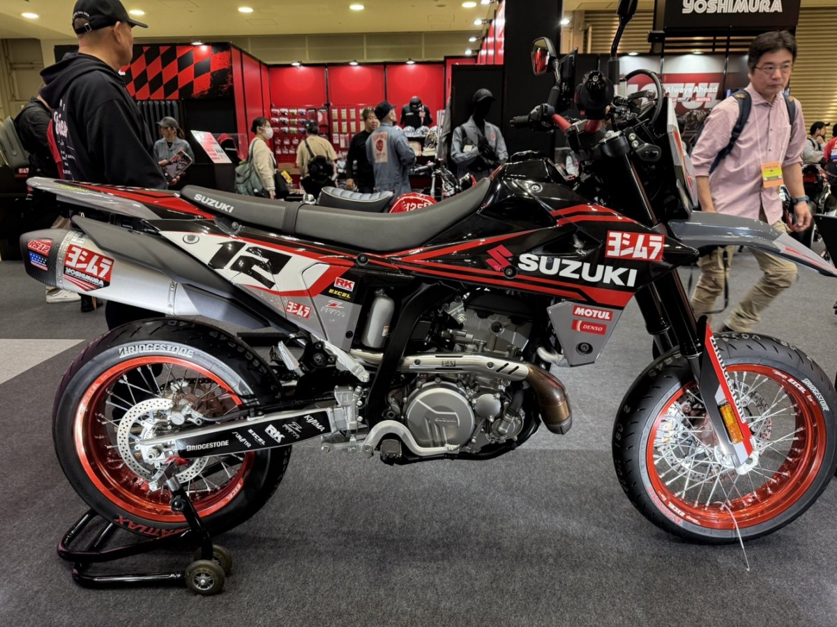 Tokyo Motorcycle Show 2026: Suzuki DR-Z 4SM в версии от Yoshimura