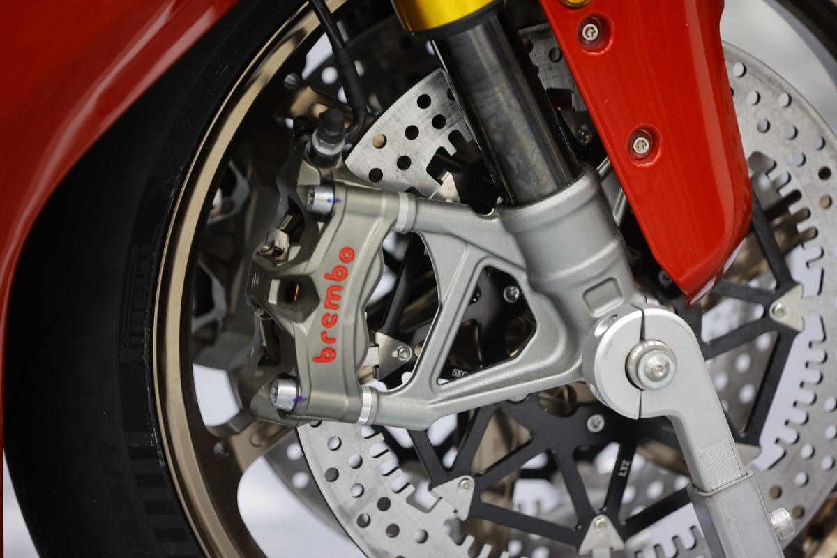 Детали новинки ZXMoto 820RR-R (2026) -  вилка KYB и тормоза Brembo