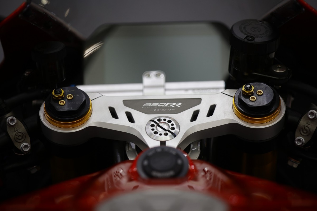 Детали новинки ZXMoto 820RR-R (2026) - полностью регулируемая вилка спецификации Road & Track KYB