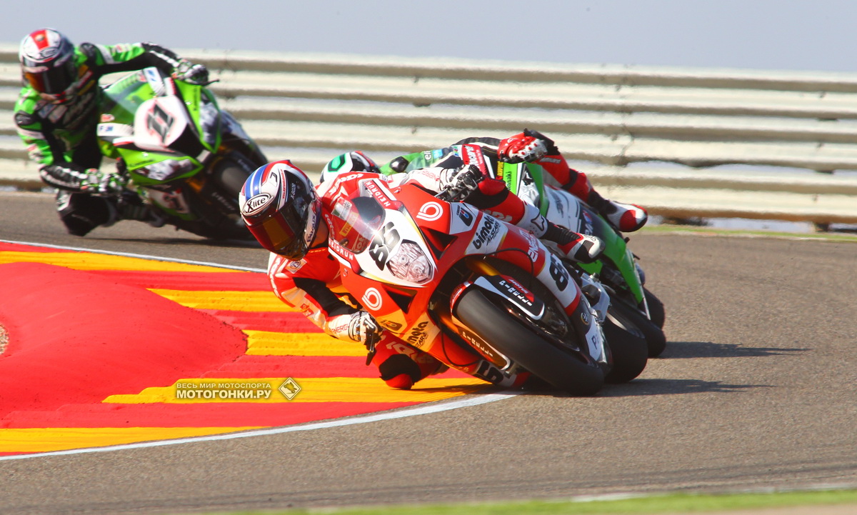 Аиртон Бадовини (Alstare Bimota BB3) борется с пилотами Kawasaki EVO Давидом Саломом и Джереми Гуарнони