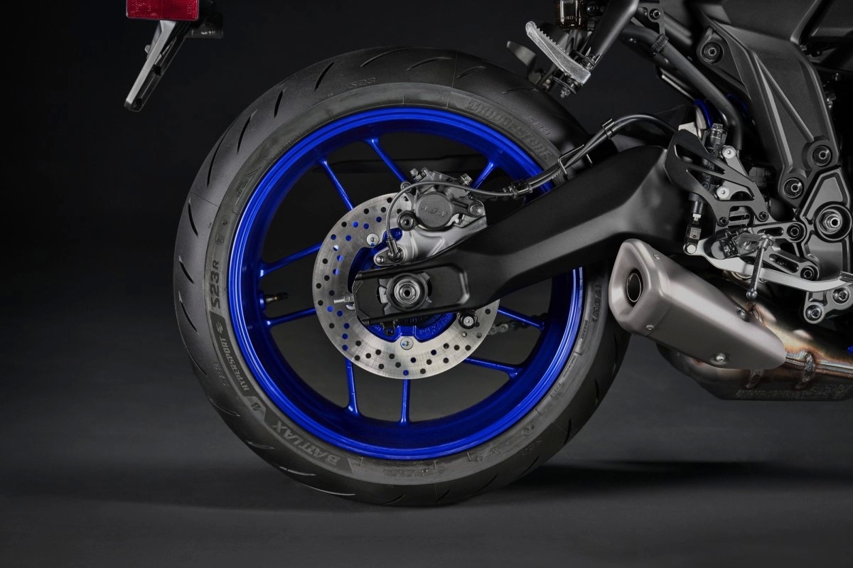 Yamaha R7 (2026) новый асимметричный маятник