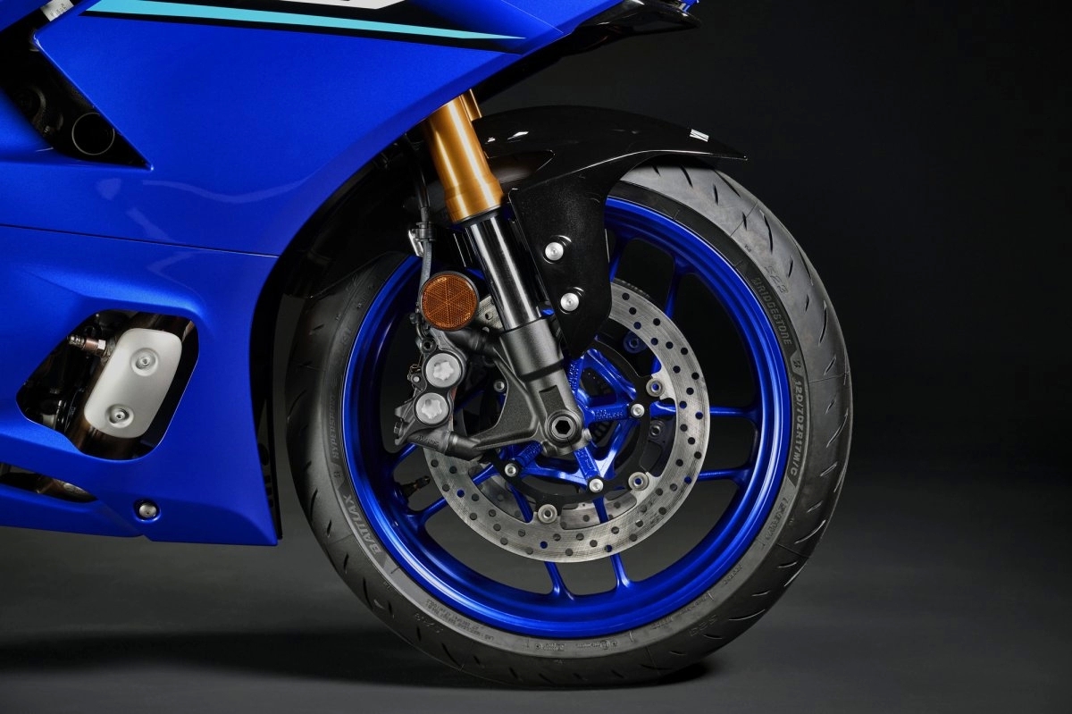Новая вилка KYB на Yamaha R7 (2026)