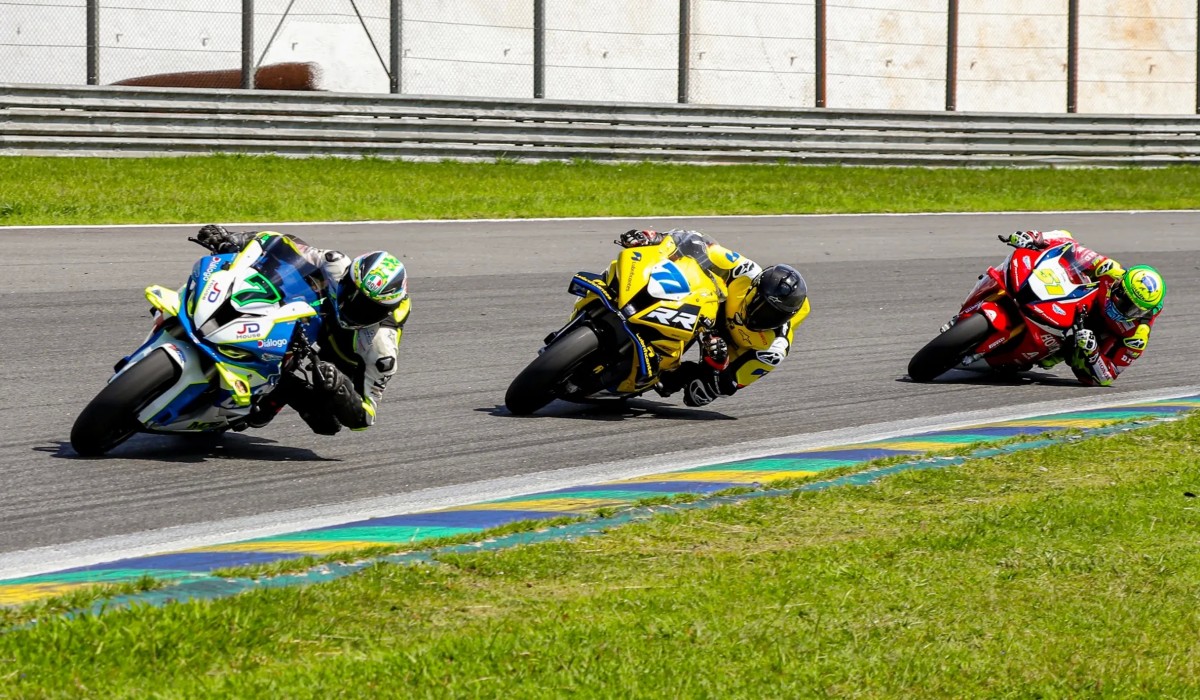 Максимильян Шайб (№7) выиграл 1 этап Moto1000GP в Интерлагосе