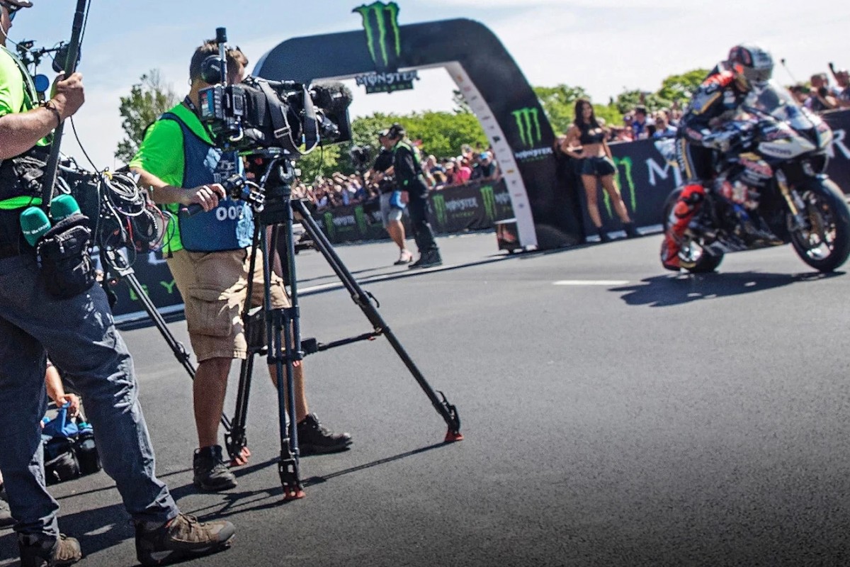 Съемки документального фильма о турист-трофи на острове Мэн 2024 года