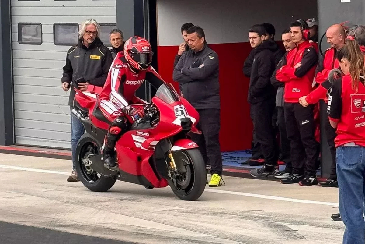 13 апреля в Мизано прошли первые трековые тесты Ducati GP27 в шинах Pirelli