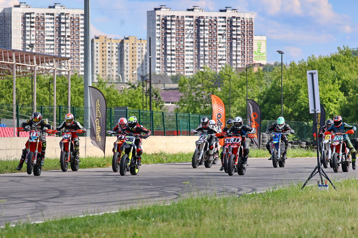 Старт гонки Чемпионата Москвы по Супермото на ЦТВС в Печатниках