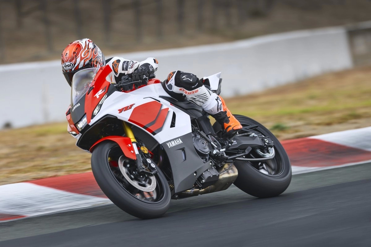 Yamaha R7