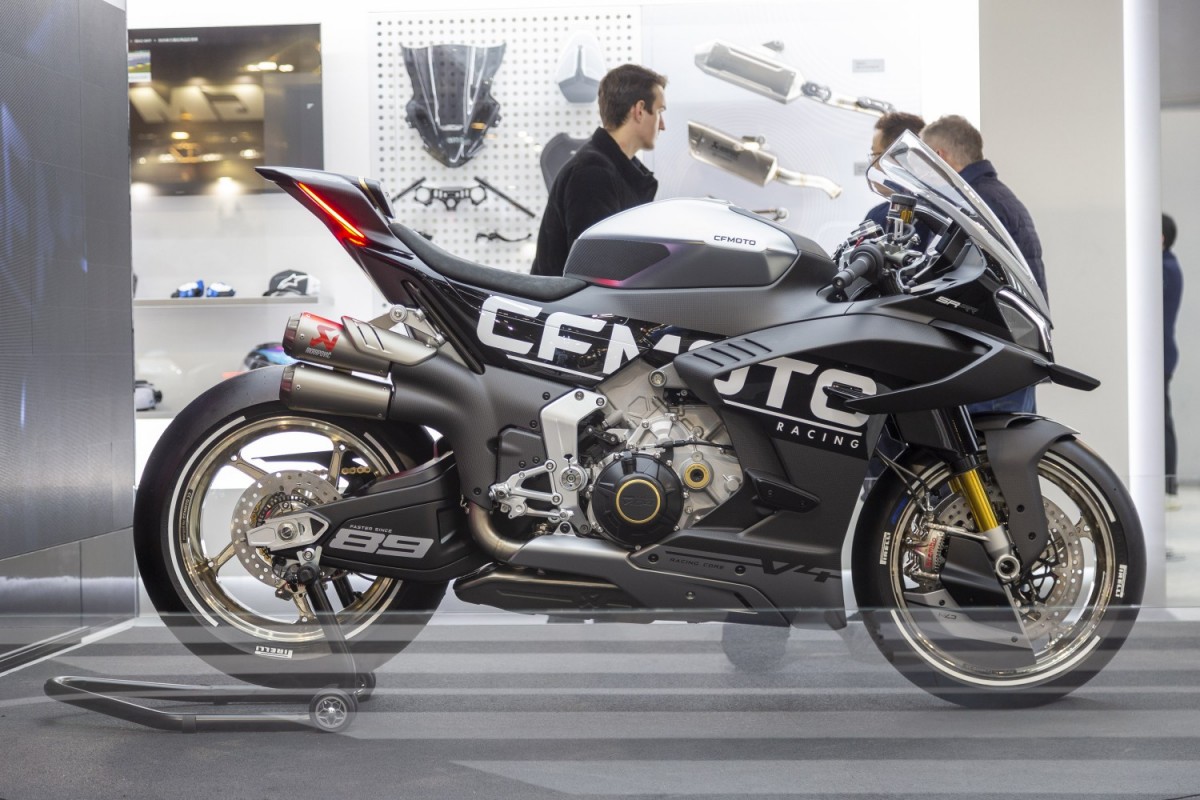 Супербайк CFMoto V4 SR-RR - Миланский Мотосалон EICMA 2025
