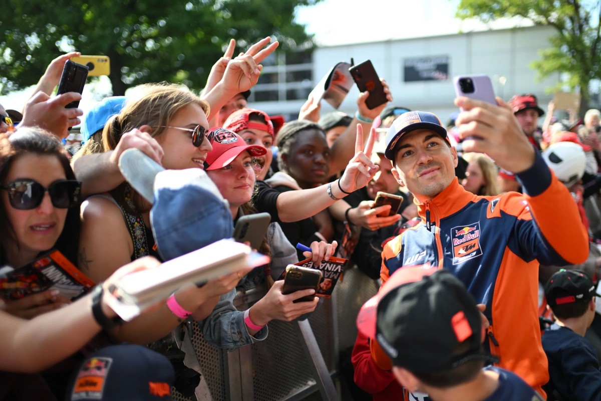 Автограф-сессии и встречи с гонщиками MotoGP всегда ломятся от зрителей