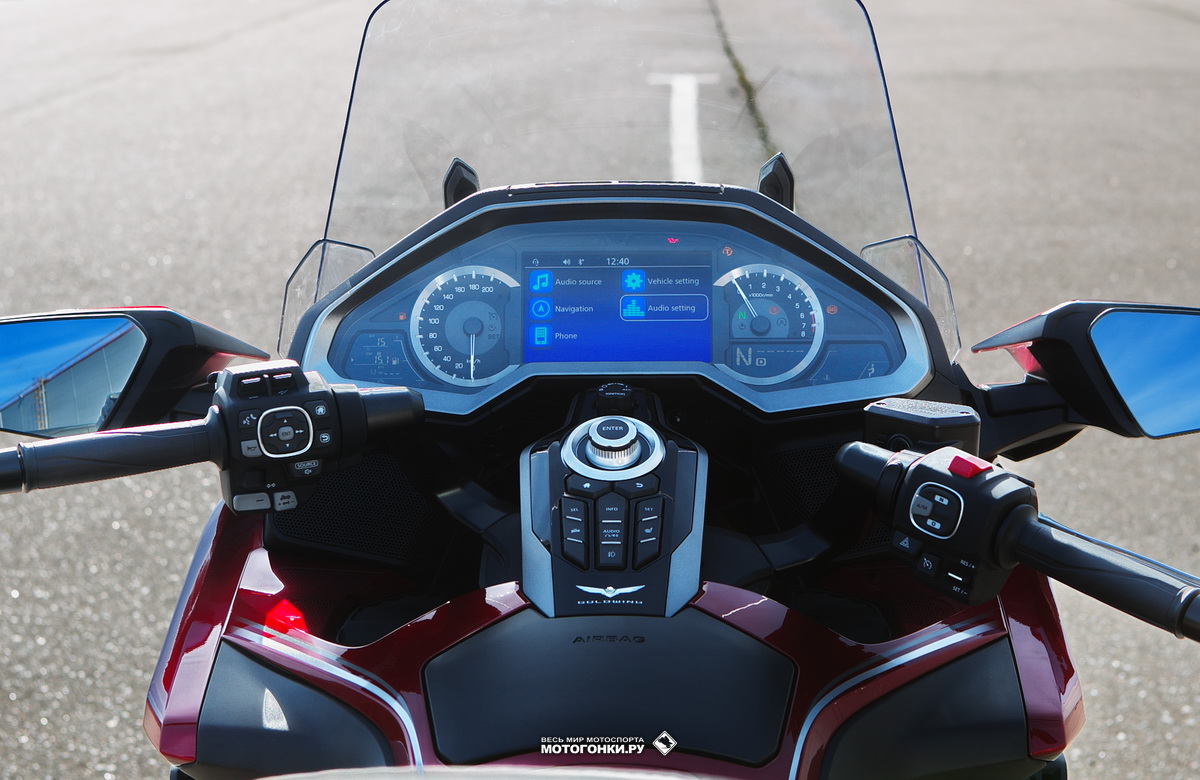 Тест-драйв Honda Gold Wing GL1800 (2018): кокпит пилота... космического корабля?