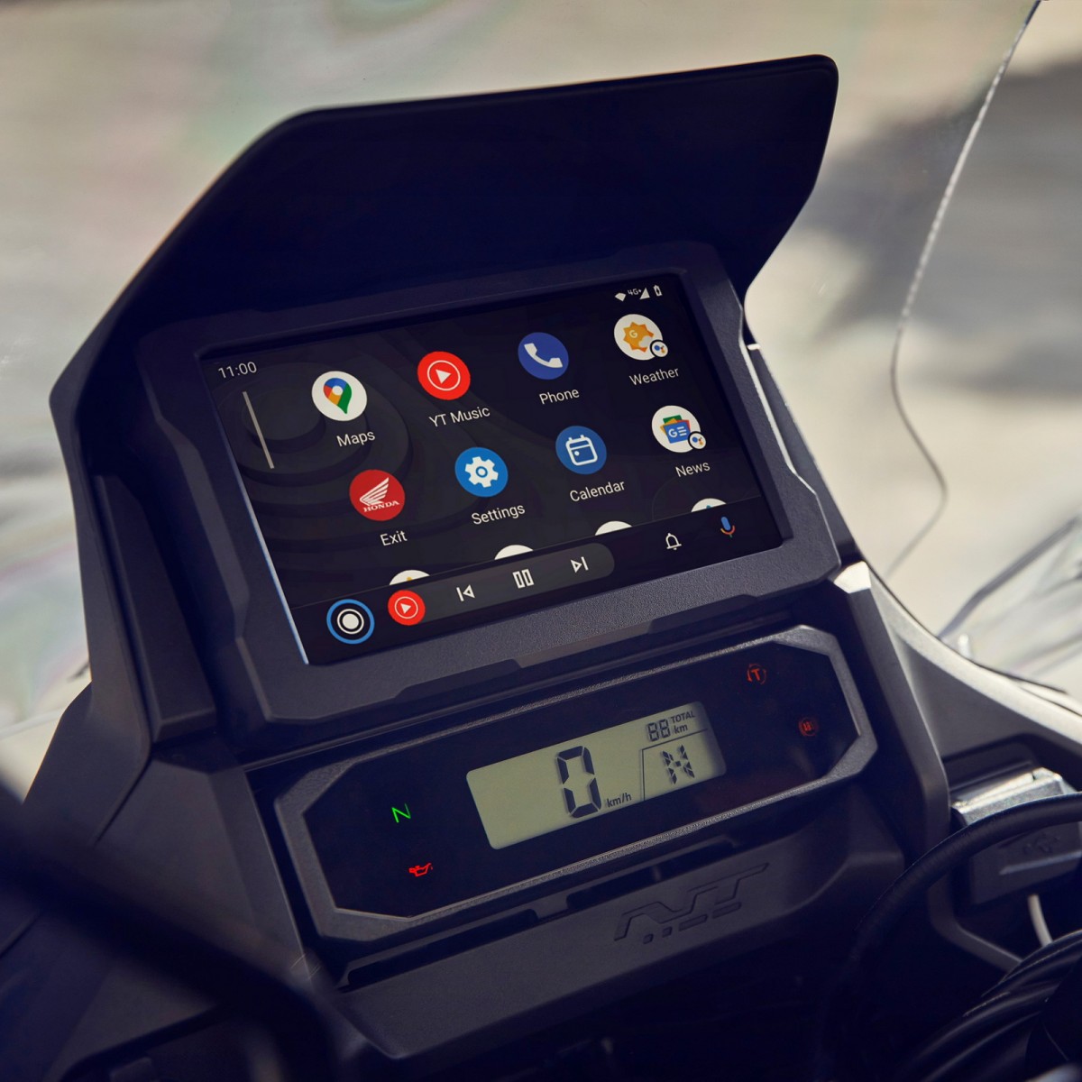 Двойная контрольная панель Honda NT1100: головное устройство с Apple CarPlay и обычный спидометр